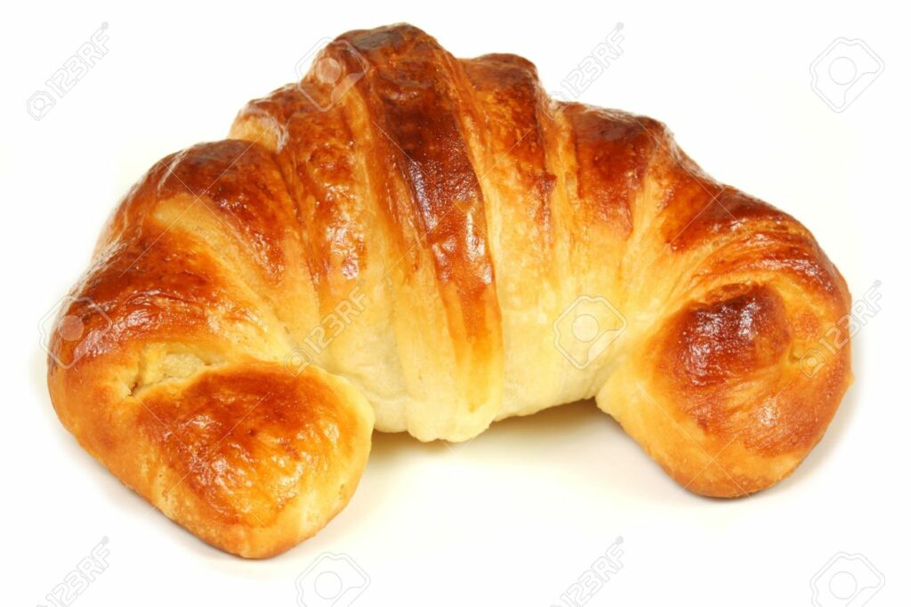 Croissant traditionnel français à la pâte feuilletée beurrée, doré et croustillant