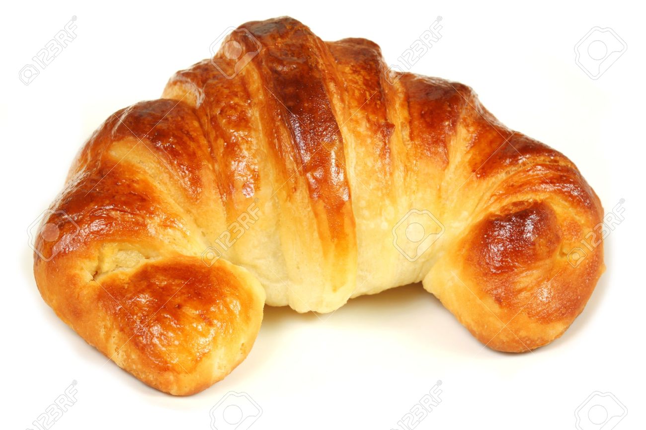 Croissant traditionnel français à la pâte feuilletée beurrée, doré et croustillant
