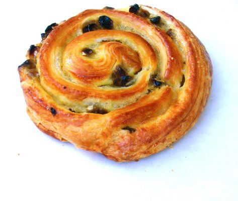 Pain aux raisins traditionnel à la crème pâtissière, raisins secs et pâte feuilletée dorée