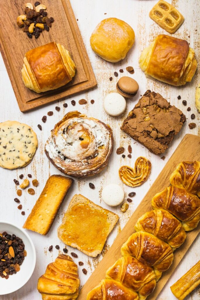 Assortiment de viennoiseries fraîches, comprenant croissants, pains au chocolat, pains aux raisins, brownie et cookies